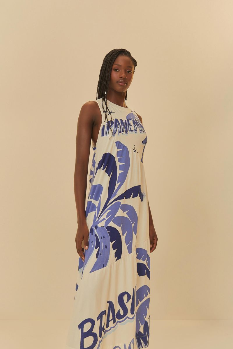 Close-up-del-vestido-cropped-con-estampado-de-hojas-azules-y-tirantes-finos.