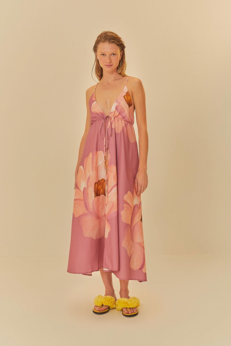 Vista completa del vestido cropped con estampado floral, mostrando su largo fluido y tirantes delgados.