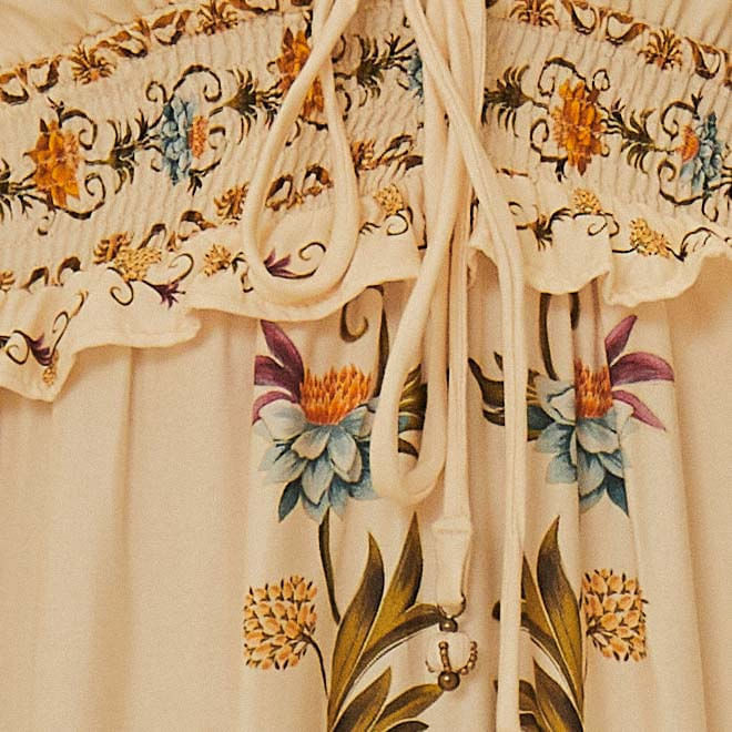 Detalle-del-corpiño-del-vestido-largo-estampado-destacando-el-acabado-en-encaje-y-el-fruncido-en-la-cintura.