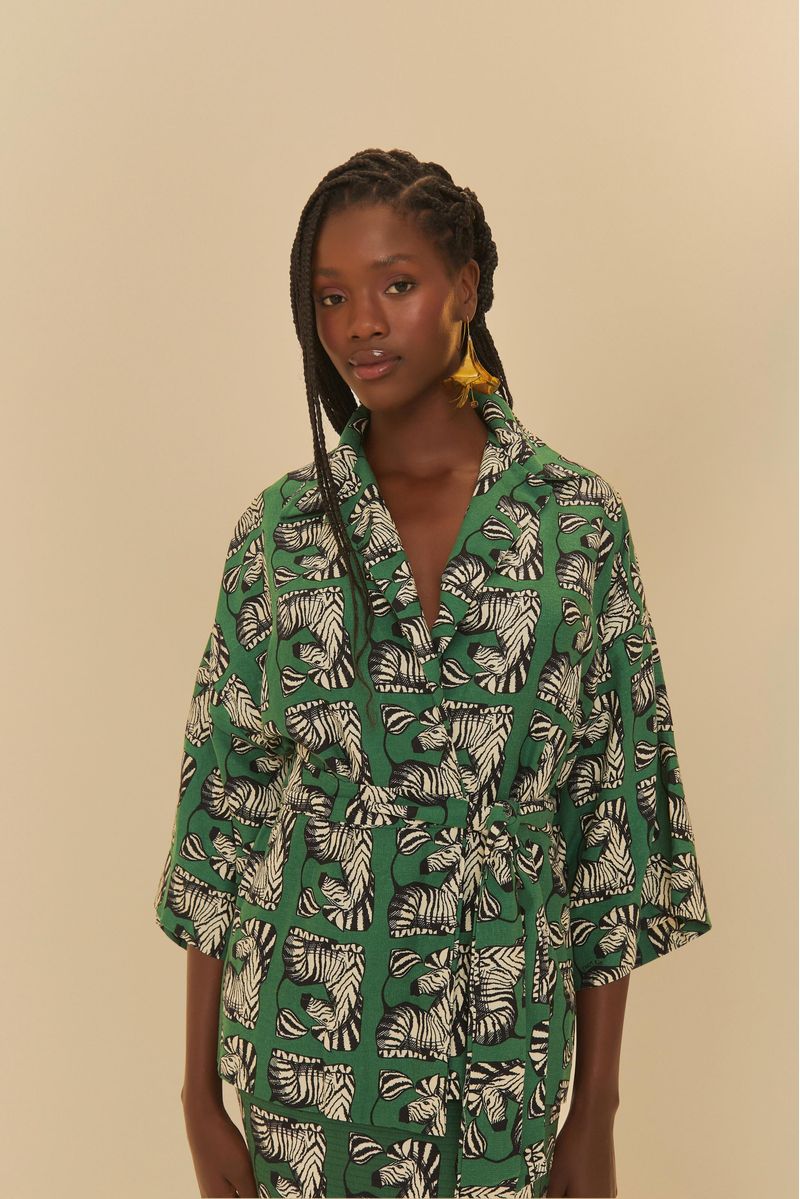 Kimono Zebrina con estampado de cebras en fondo verde, mostrando detalles del ajuste frontal.