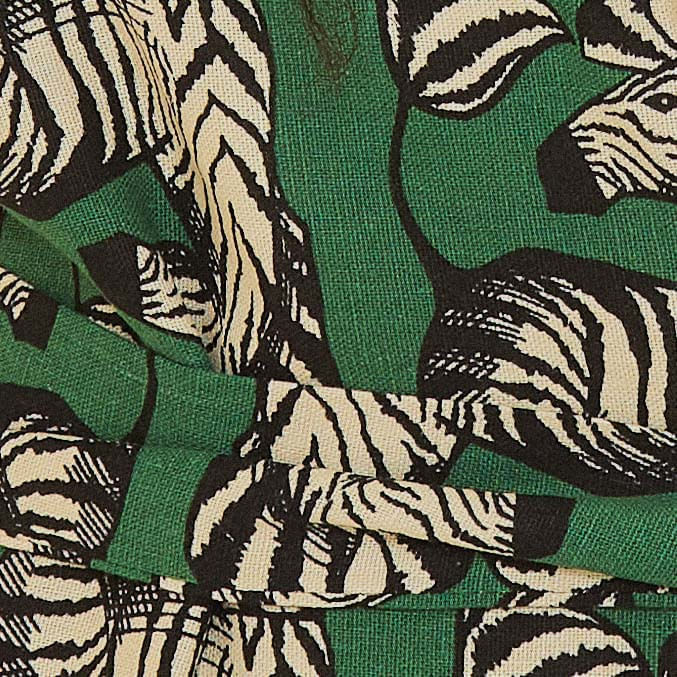 Close-up-del-estampado-de-cebras-del-Kimono-Zebrina-evidenciando-los-detalles-vibrantes.