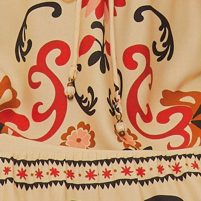 Detalle-del-borde-del-vestido-estampado-con-motivos-florales-y-geometricos-destacando-los-acabados-y-patrones.
