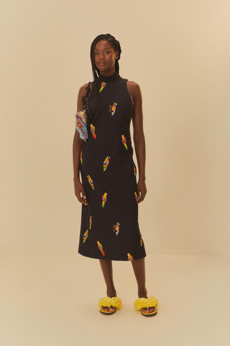 Imagen de un vestido midi con estampado de pájaros coloridos, mostrado en un fondo neutro.