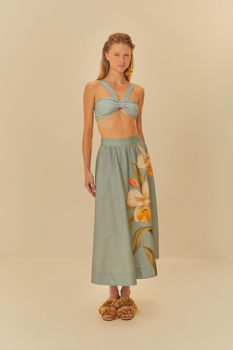 Conjunto de top y falda larga con estampado floral.