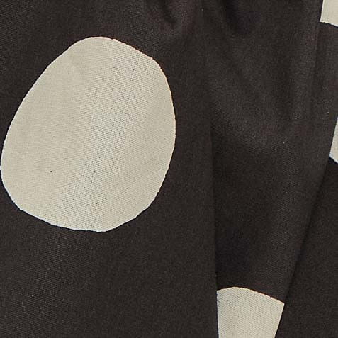 Detalle-del-escote-cruzado-del-vestido-cropped-con-diseño-de-lunares.