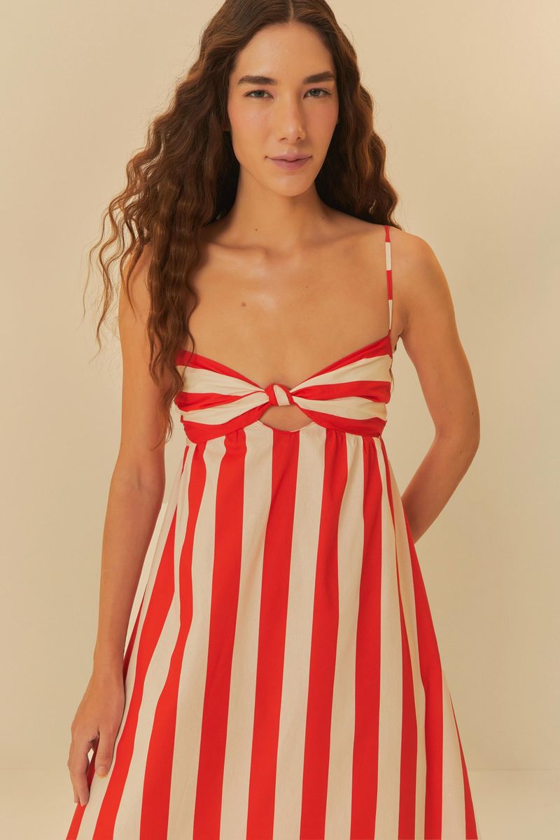 Vista trasera del vestido sin tiras con estampado de rayas rojas y blancas.