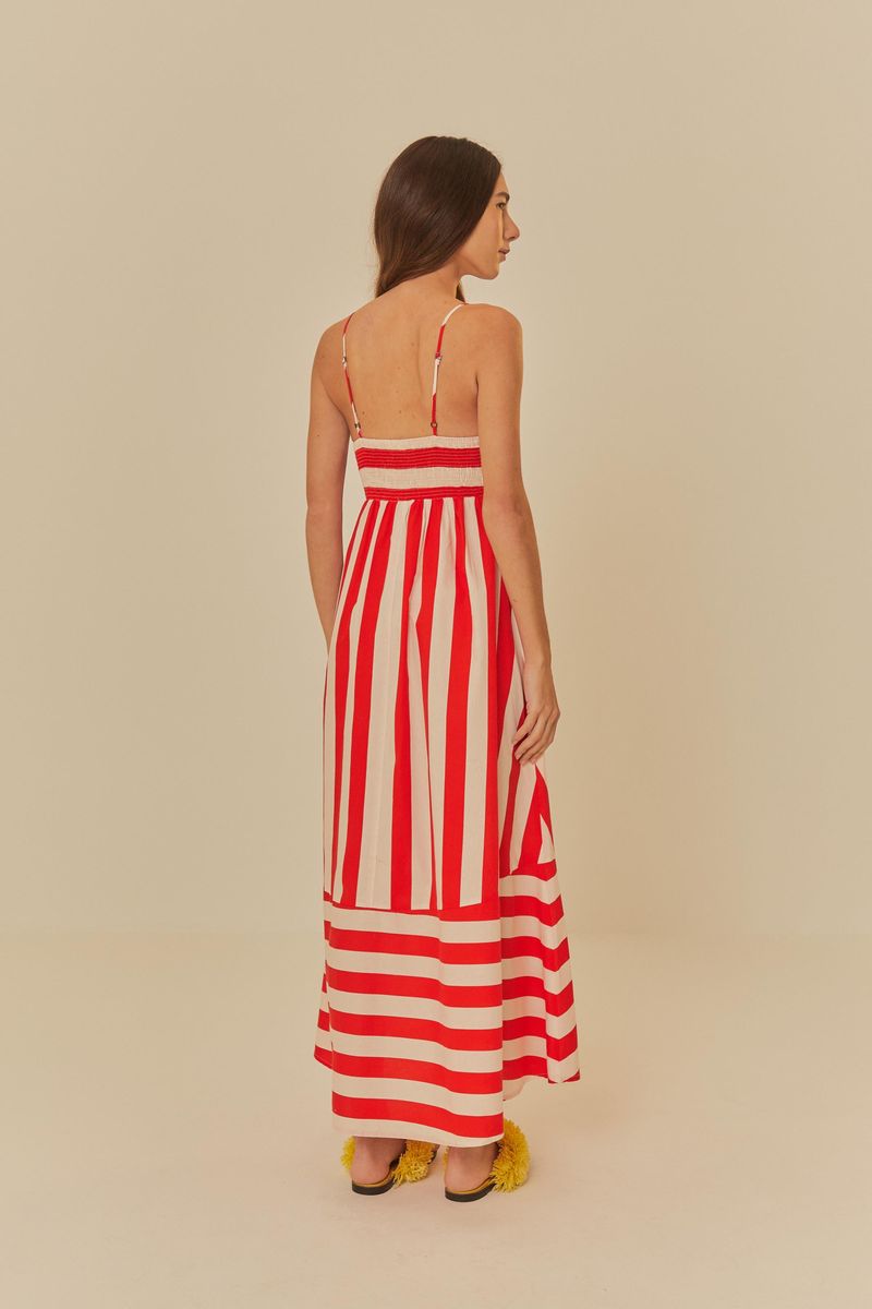 Detalle del tejido del vestido con estampado de rayas rojas y blancas.