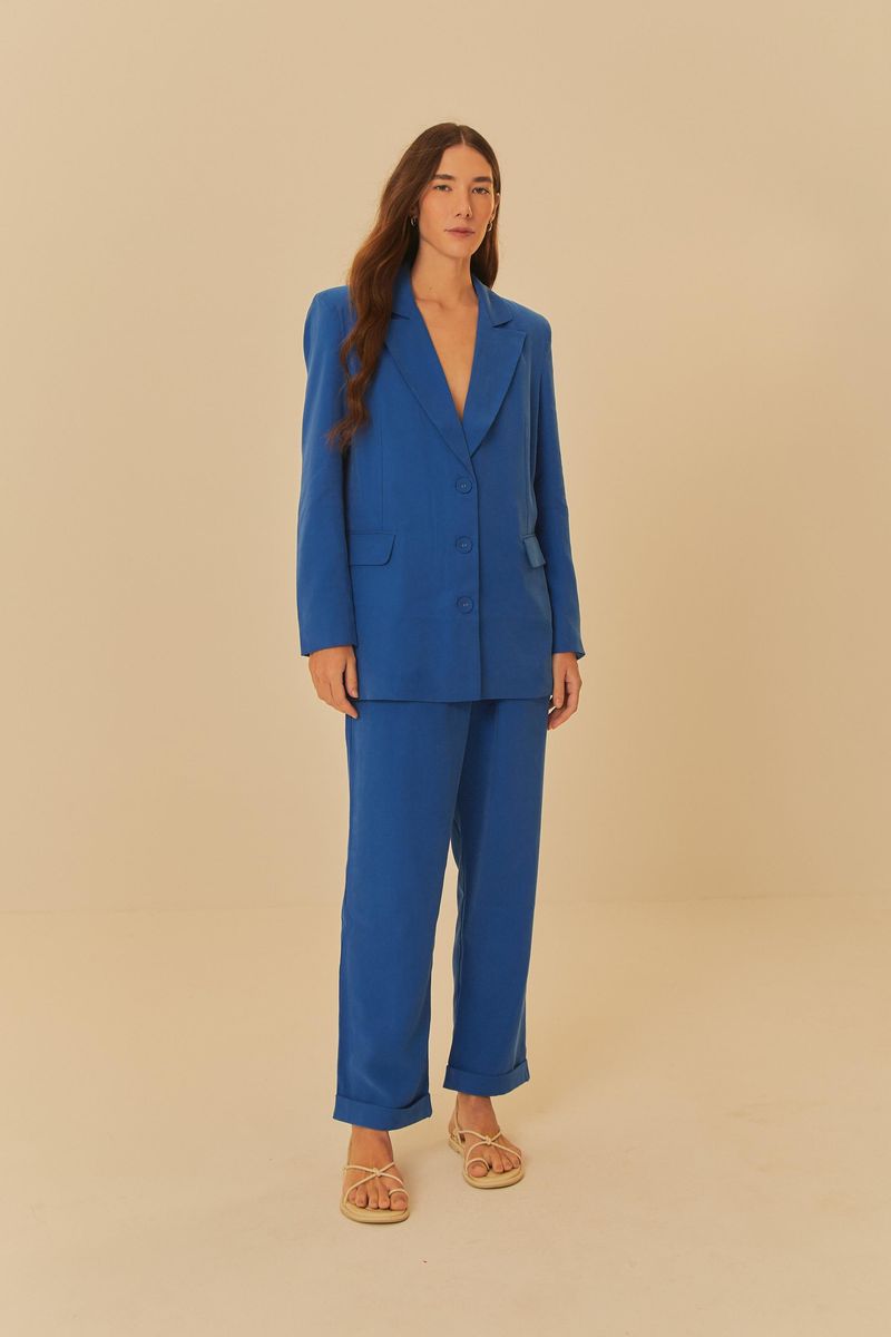 Imagen-de-una-modelo-vistiendo-el-Pantalon-Pregas-Rectas-azul-con-un-blazer-combinado-mostrando-el-atuendo-completo.