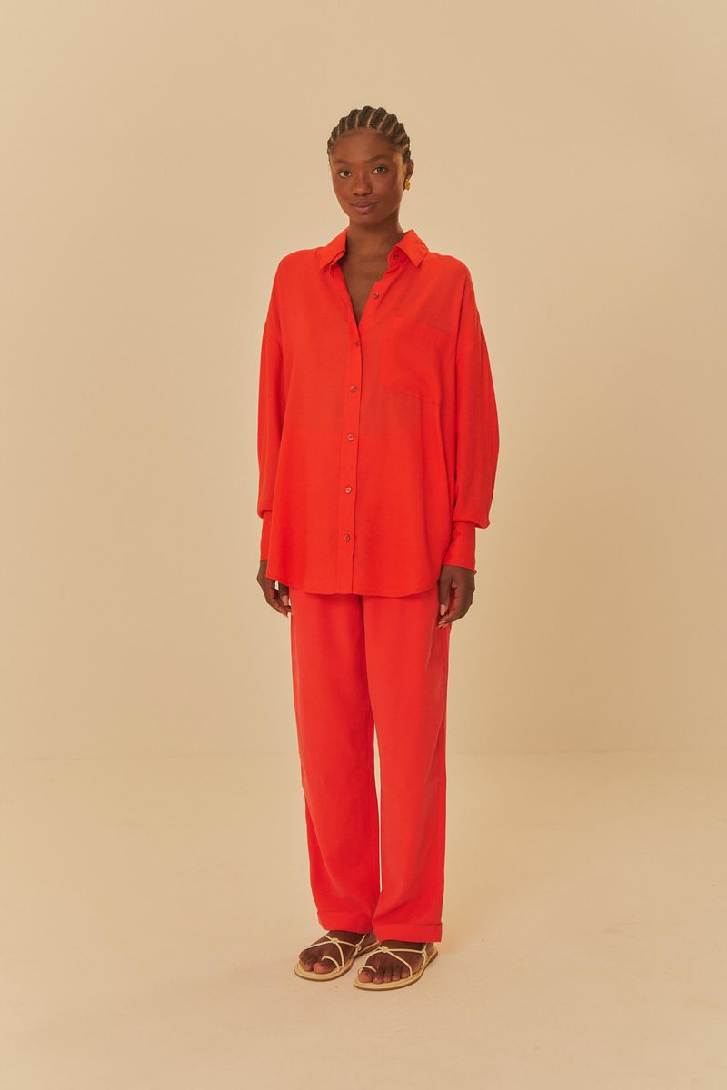Modelo-llevando-pantalon-pregas-recta-rojo-con-camisa-combinando.