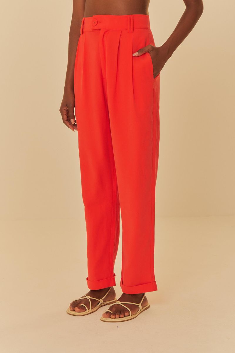 Detalle-de-la-cintura-alta-y-pregas-del-pantalon-rojo.