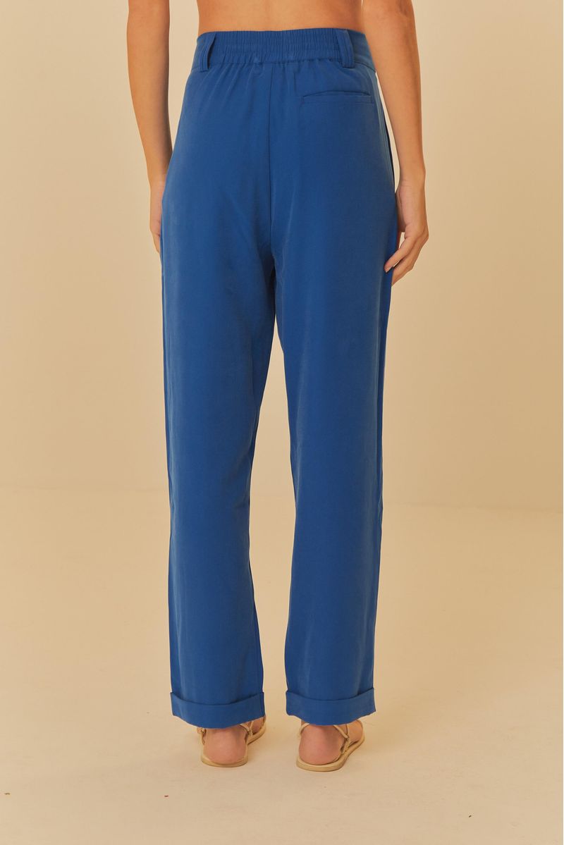 Imagen-detallada-de-la-parte-trasera-del-Pantalon-Pregas-Rectas-azul-destacando-el-cinturon-y-el-corte-recto.
