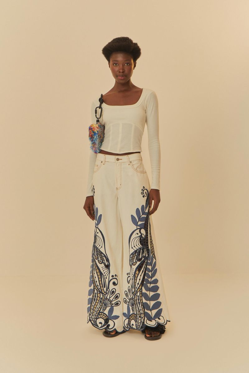 Imagen de una modelo vistiendo una blusa corsé manga larga con escote cuadrado y pantalón estampado.