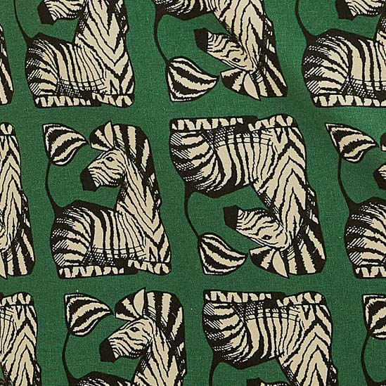 Vista-lateral-del-vestido-largo-sin-tirantes-con-estampado-de-cebras-sobre-fondo-verde-mostrando-el-acabado-elegante.