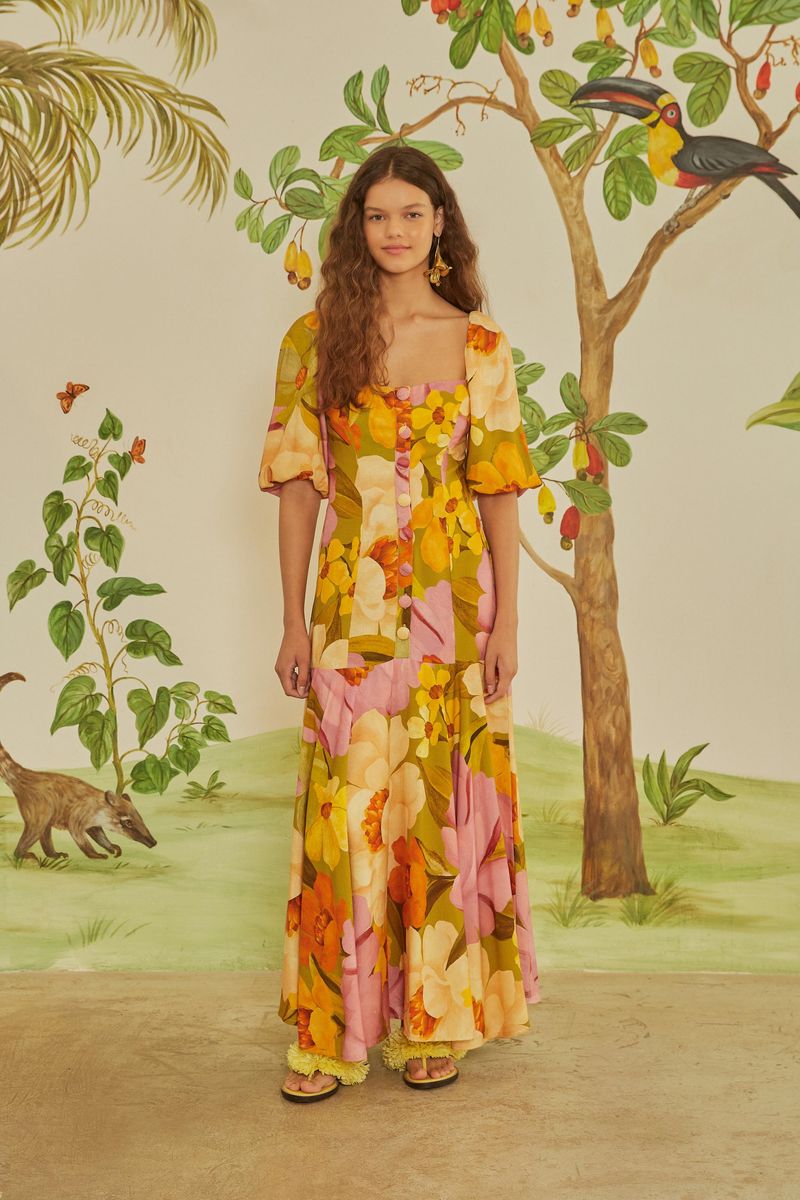 Vista-frontal-del-vestido-corto-con-diseño-floral-destacando-el-cuello-cuadrado-y-el-movimiento-de-la-falda.