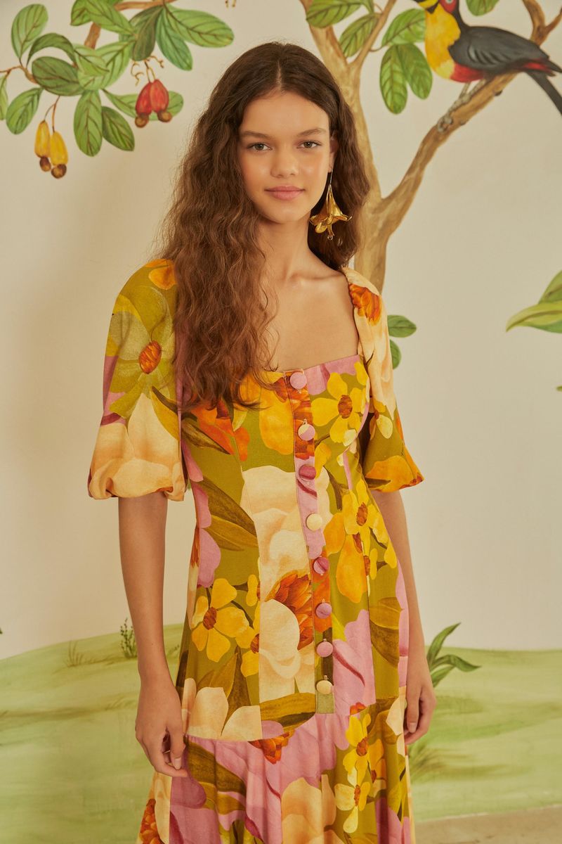 Detalle-del-cuello-cuadrado-y-las-mangas-cortas-abullonadas-del-vestido-estampado.