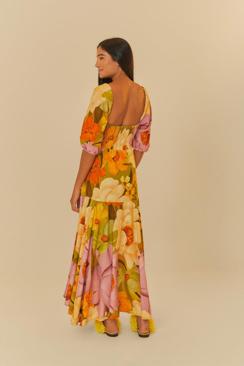 Vista-trasera-del-vestido-corto-con-diseño-floral-mostrando-el-estilo-fluido-y-elegante.
