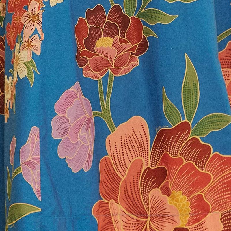 Primer-plano-del-estampado-floral-del-vestido-azul-destacando-flores-grandes-y-coloridas.