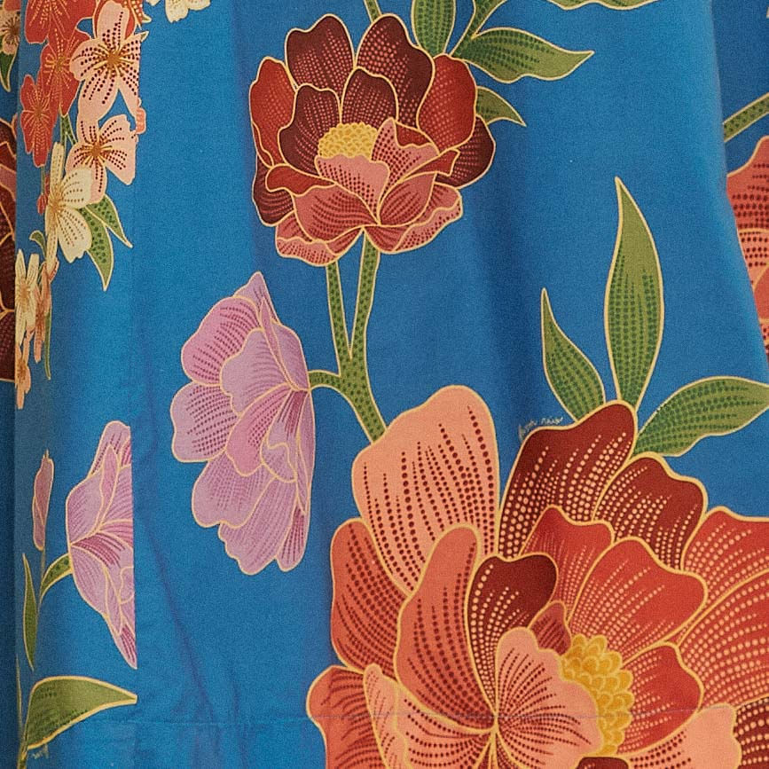 Primer-plano-del-estampado-floral-del-vestido-azul-destacando-flores-grandes-y-coloridas.