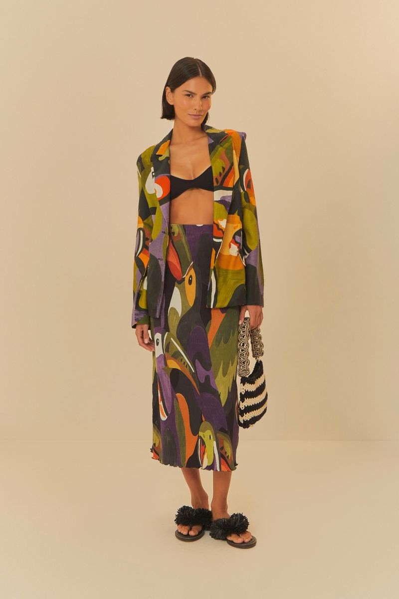 Modelo-usando-blazer-oversized-estampado-con-falda-combinando-vista-completa.