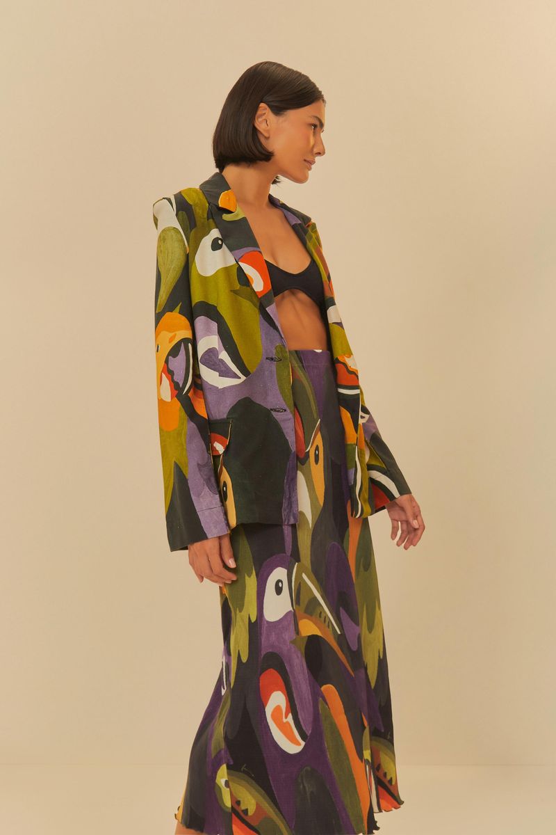 Modelo-usando-blazer-oversized-estampado-vista-lateral.