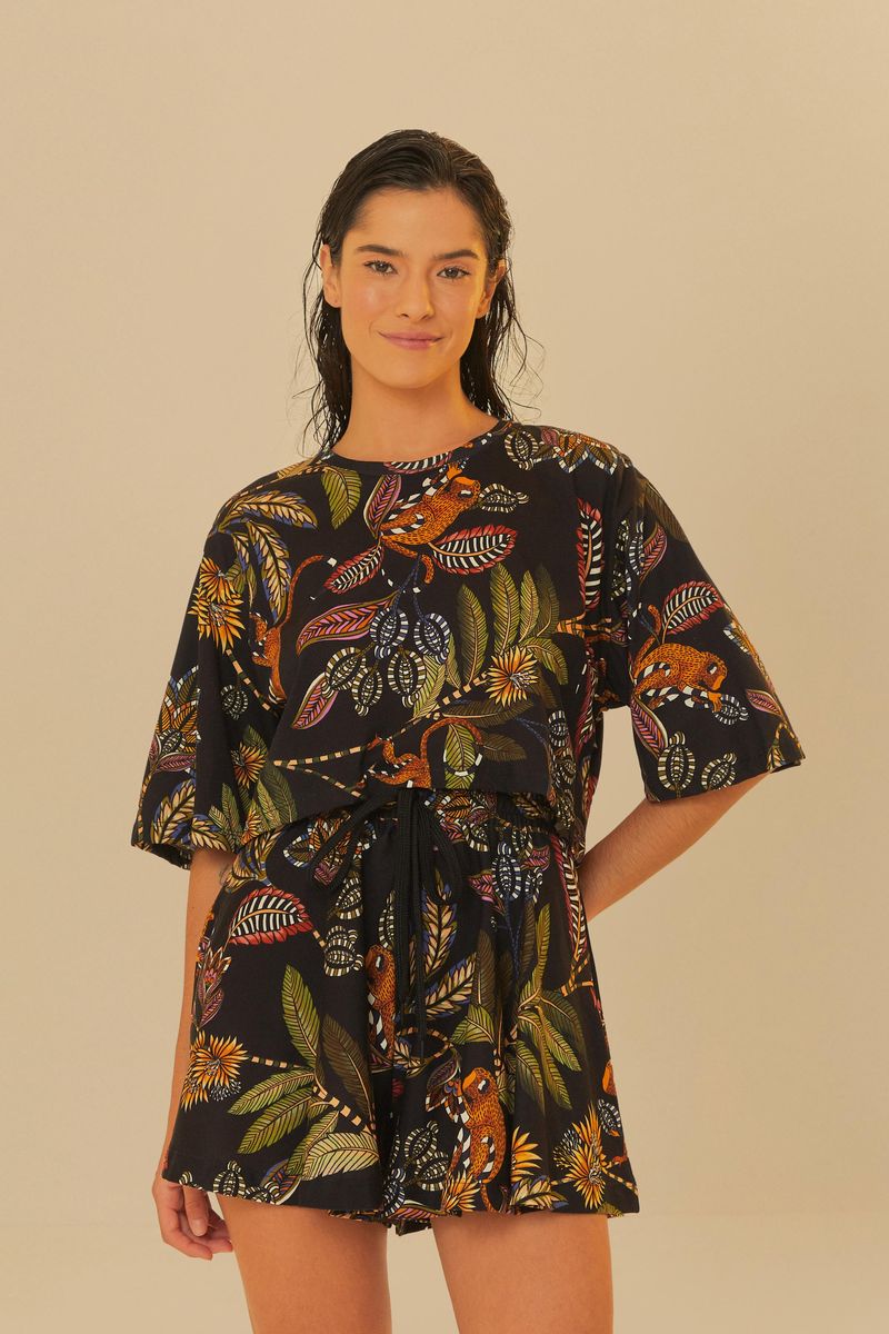 Vista frontal de la camiseta cropped con estampado tropical, destacando el diseño.