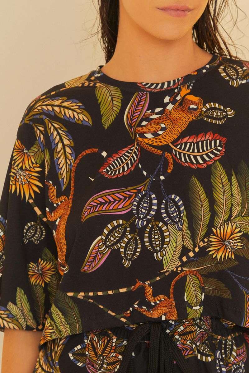 Vista lateral de la camiseta cropped con estampado tropical, mostrando las mangas.