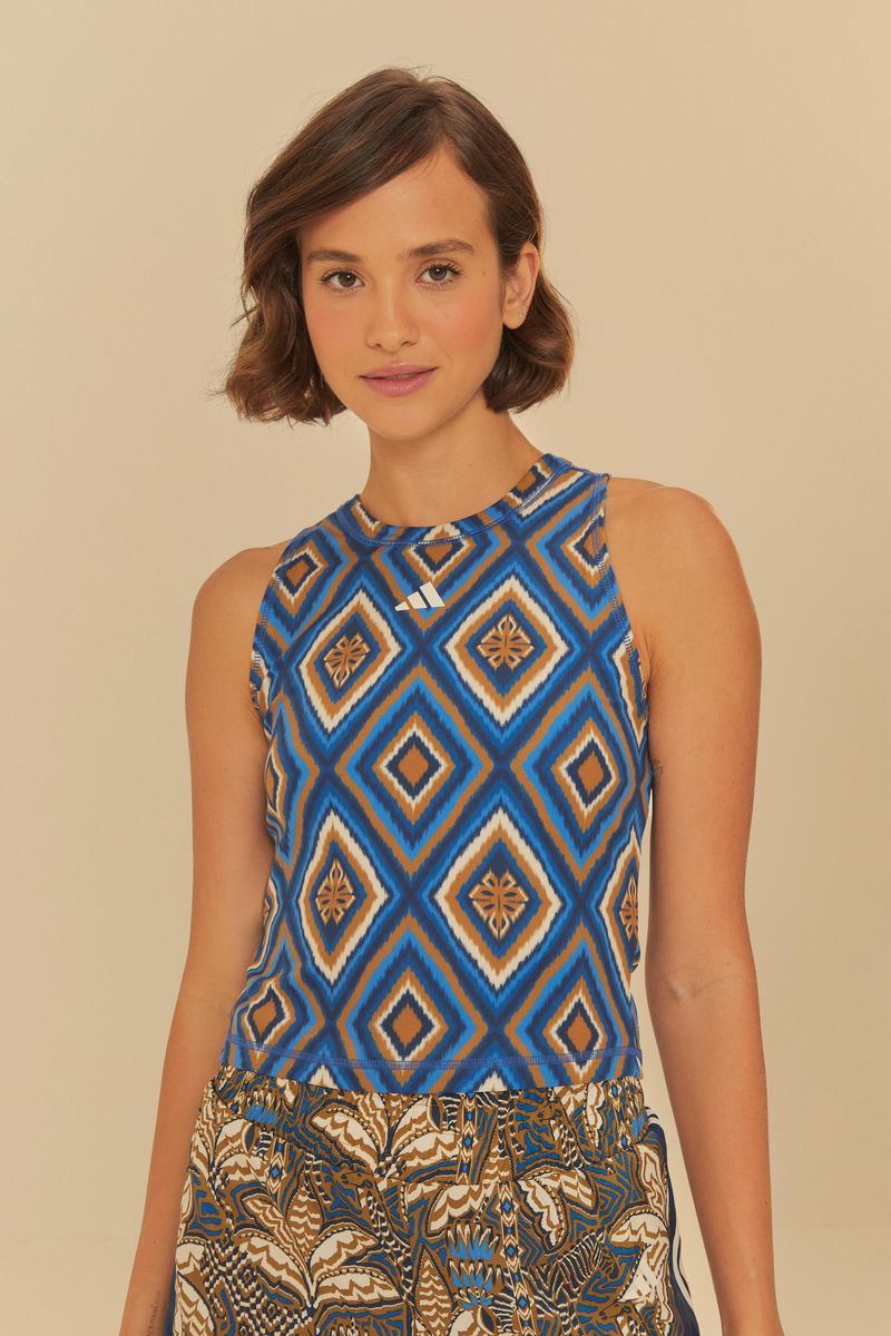 Cropped Adidas Adam Rib Ikat Indigo visto de frente, destacando su estampado vibrante en tonos de azul y marrón.