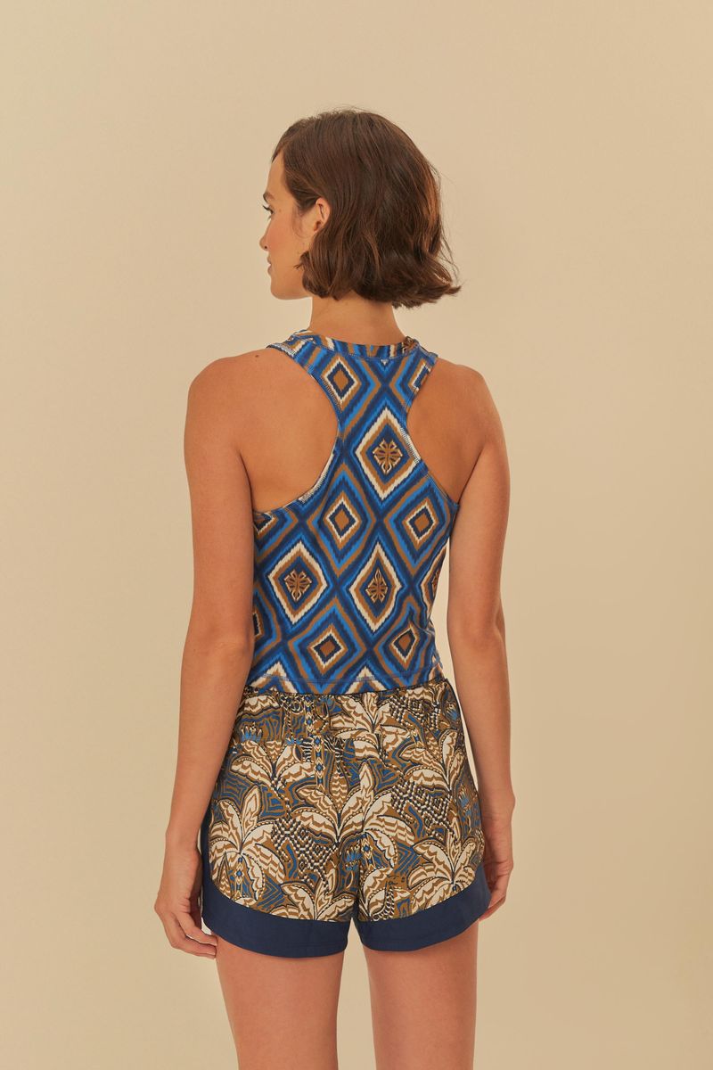 Detalle del escote redondo de la blusa corta Adidas Adam Rib Ikat Indigo, evidenciando el cuidado en los acabados.