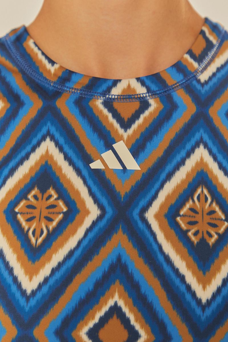 Acercamiento del estampado Ikat de la blusa corta Adidas Adam Rib Ikat Indigo, mostrando los detalles geométricos y ornamentales.