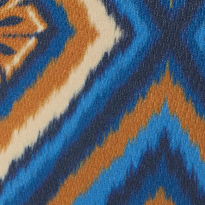 Ampliación de la textura del tejido de la blusa corta Adidas Adam Rib Ikat Indigo, resaltando la calidad y los tonos vibrantes.