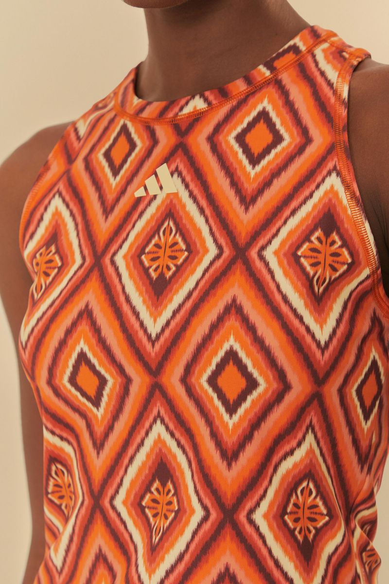 Detalle del patrón geométrico del Cropped Adidas Adam Rib Ikat Marrón.