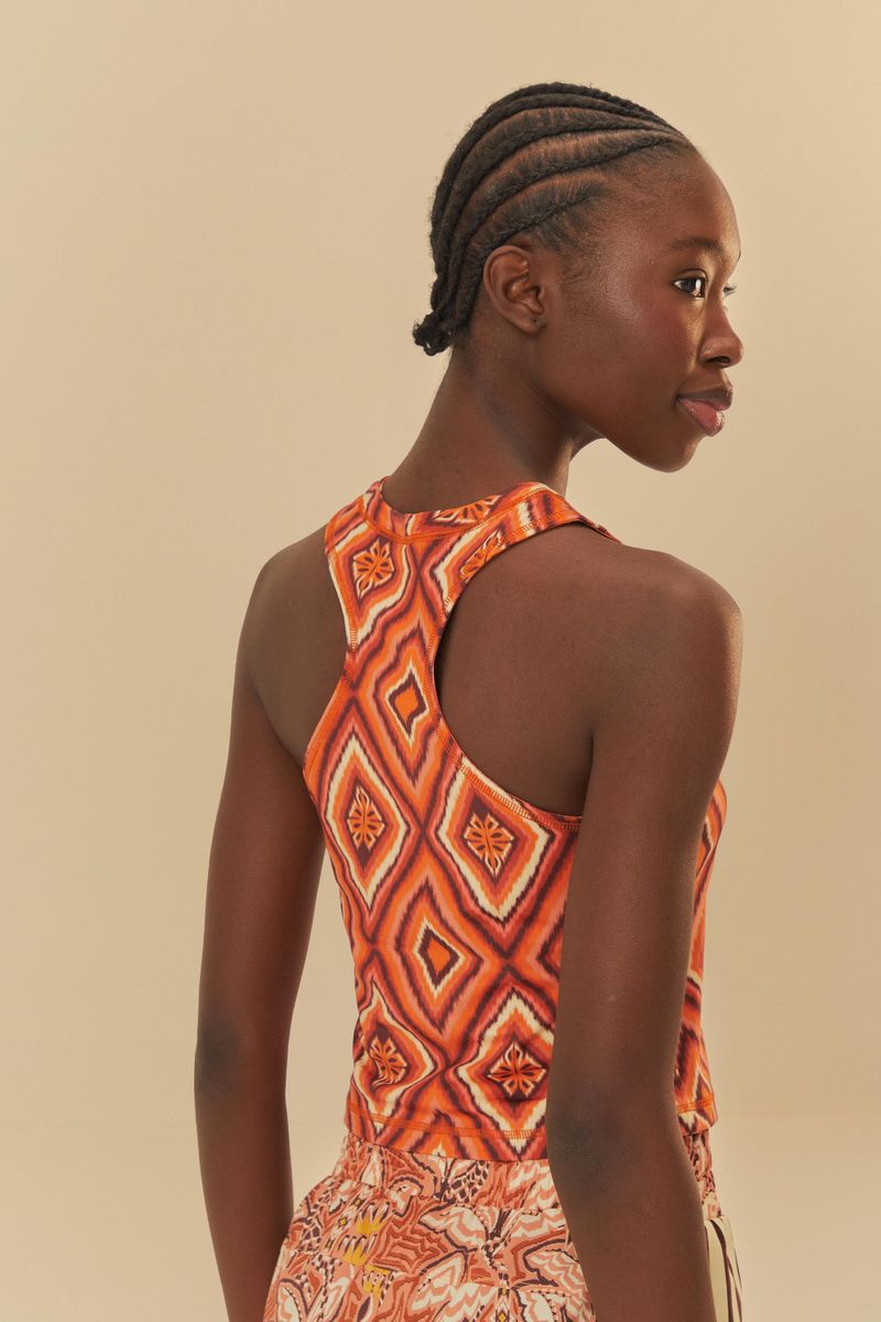 Vista-lateral-del-cropped-Adidas-Adam-Rib-Ikat-Marron-mostrando-el-cuello-halter.