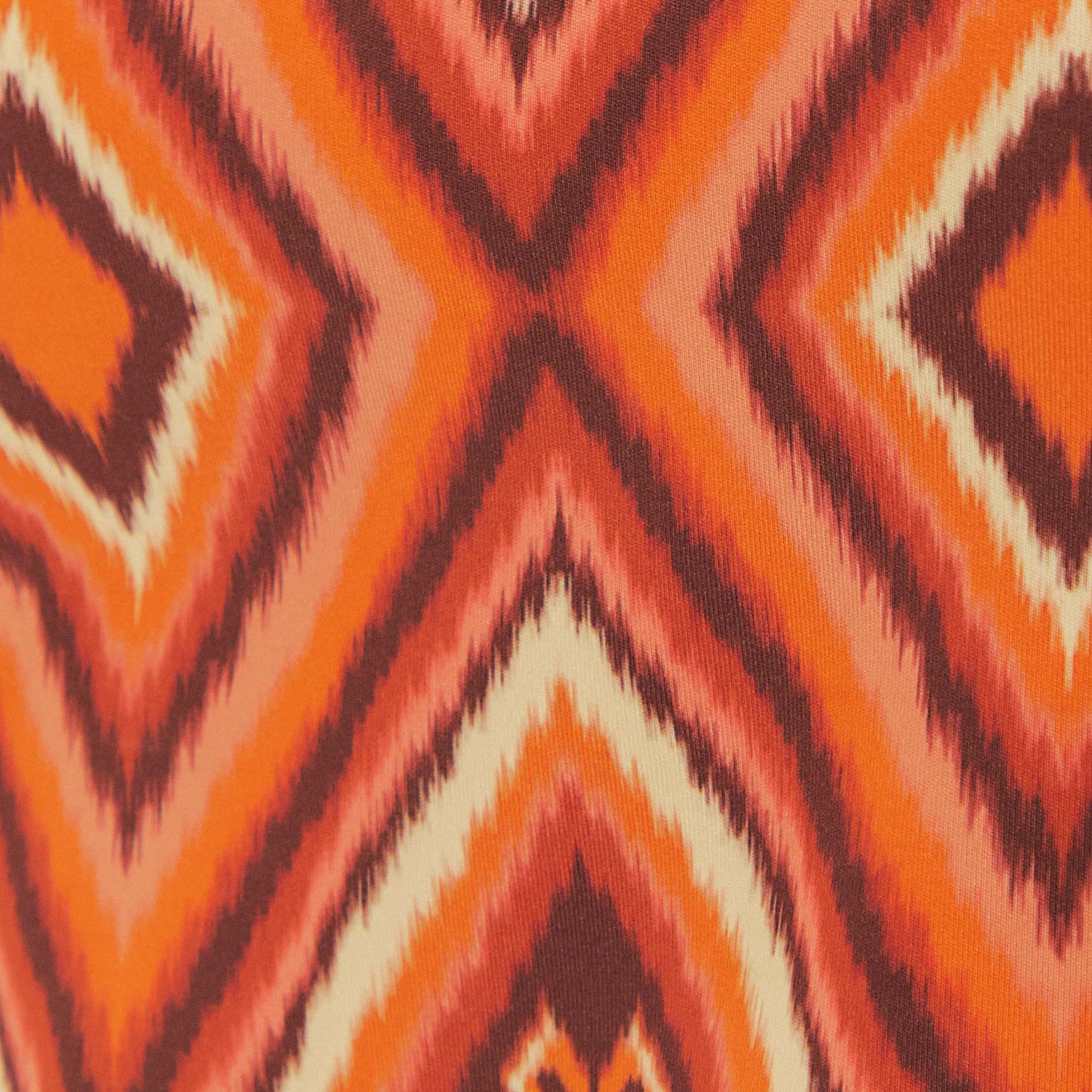 Primer plano del patrón Ikat del Cropped Adidas Adam Rib Ikat Marrón.
