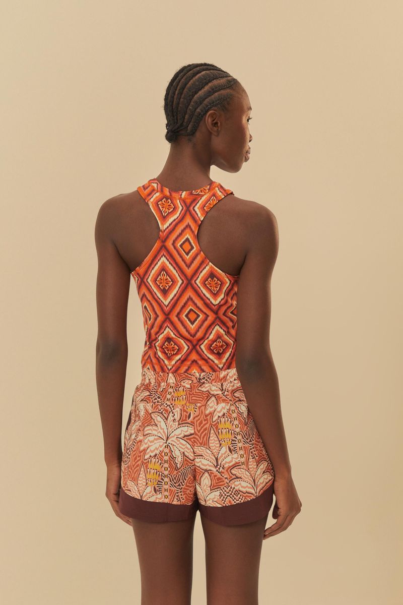 Vista-trasera-del-modelo-con-el-Short-Adidas-Oasis-Marron.