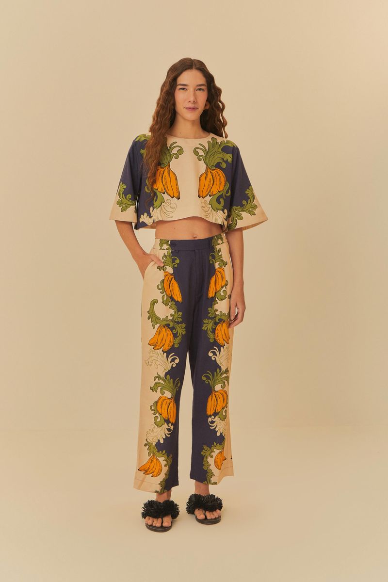 Modelo vistiendo pantalón con estampado de bananas, vista frontal