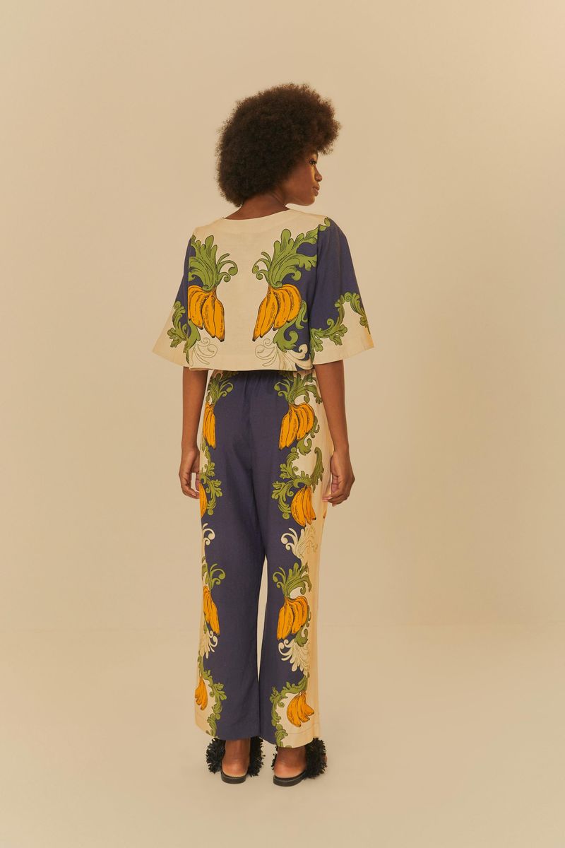 Modelo vistiendo pantalón con estampado de bananas, vista trasera