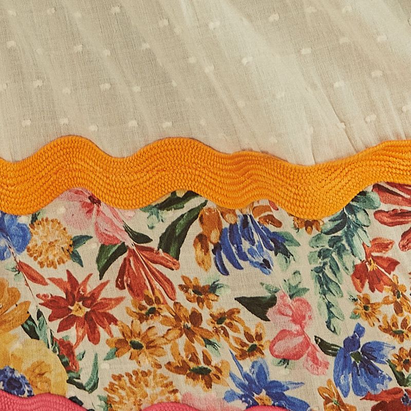 Imagen-de-detalle-del-estampado-floral-vibrante-con-acabados-en-crochet.