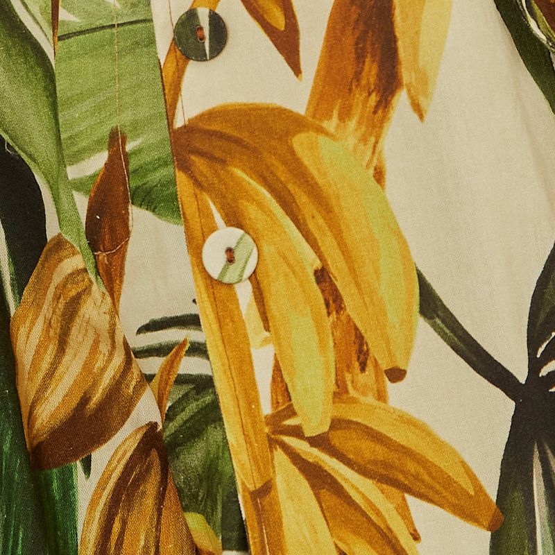 Primer-plano-del-estampado-tropical-del-Blazer-Bananarte-con-bananas-y-hojas.