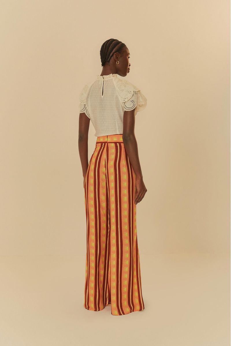 Detalle-del-estampado-del-pantalon-con-rayas-verticales-y-elementos-geometricos-en-tonos-de-naranja-y-rojo.