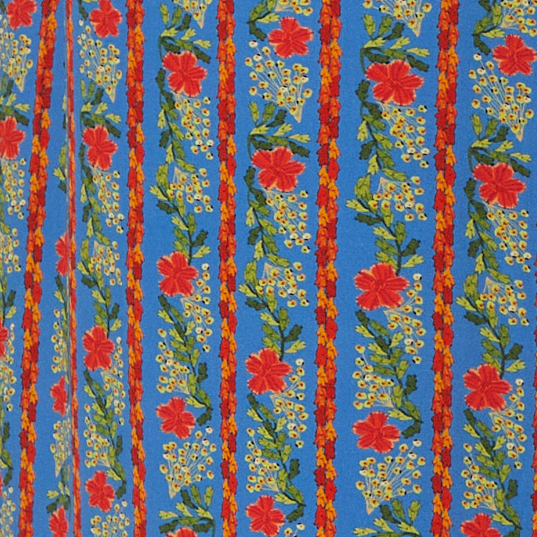 Primer-plano-del-estampado-floral-vibrante-en-fondo-azul-del-pantalon-palazzo.