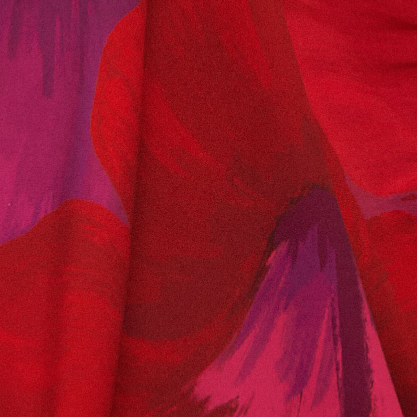 Vestido cropped estampado visto desde atrás, destacando el escote profundo y tirantes ajustables.