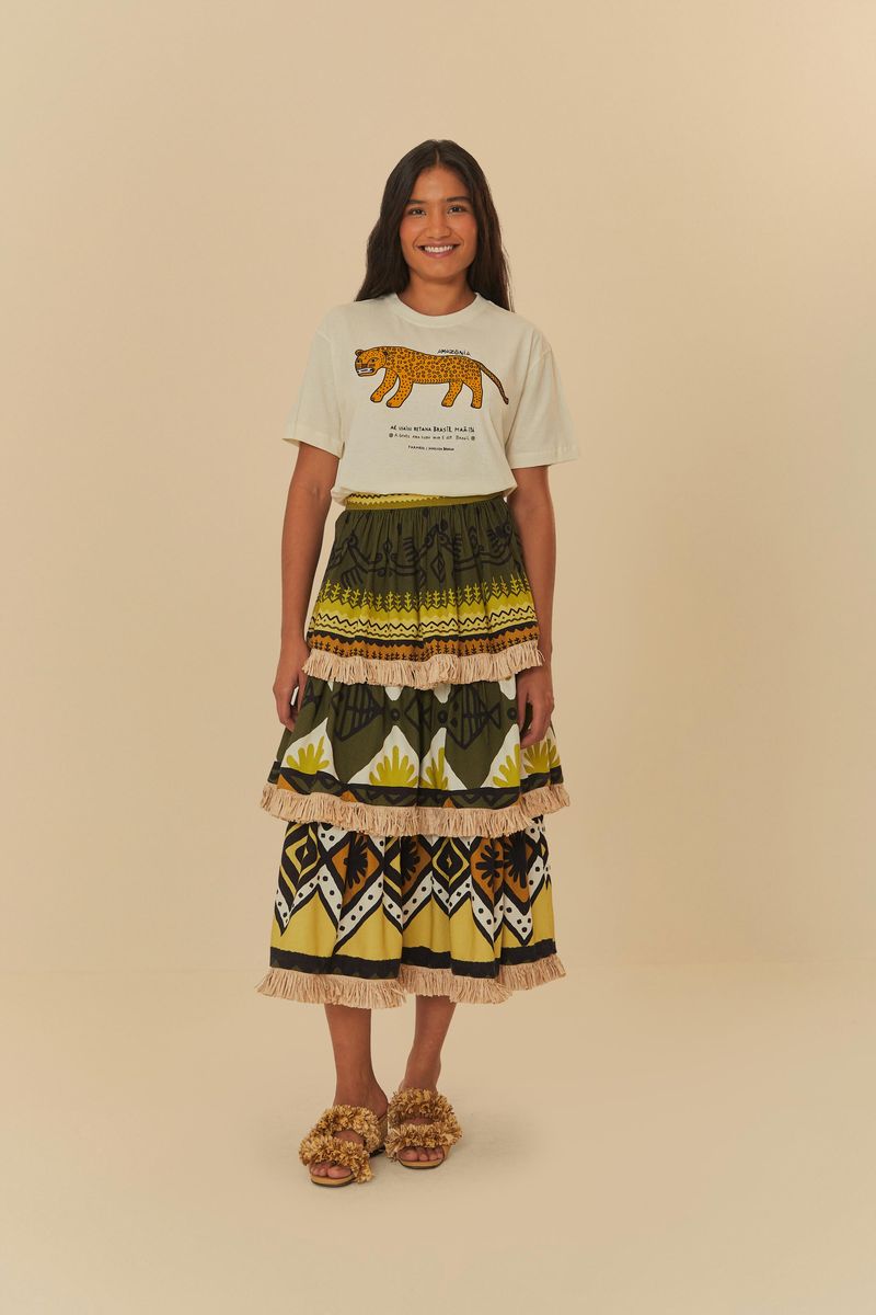 Falda-con-volantes-y-flecos-estampado-tropical-vibrante-en-tonos-de-verde-y-amarillo-vista-frontal-con-camiseta-blanca.