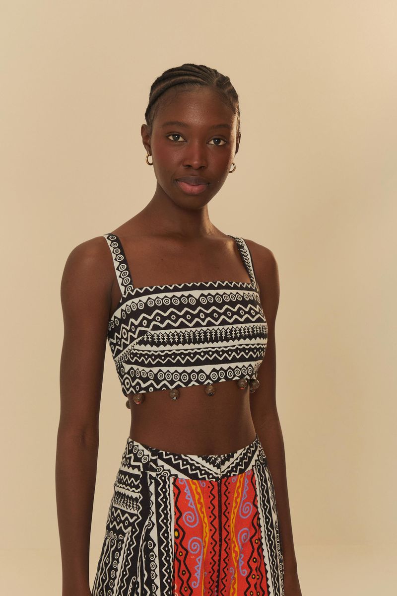 Modelo-usando-el-top-estampado-Myriad-Raya-con-tirantes-anchos-y-escote-cuadrado.