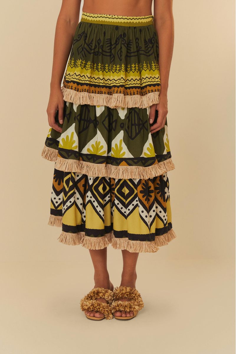 Detalle-de-la-cintura-alta-y-volantes-de-la-falda-con-estampado-tropical.