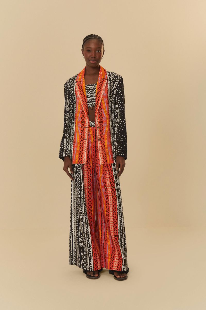 Conjunto-completo-con-top-y-pantalon-estampados-Myriad-Raya-en-un-look-vibrante.