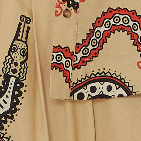 Primer-plano-del-estampado-grafico-de-serpiente-en-el-pantalon-pantalona.