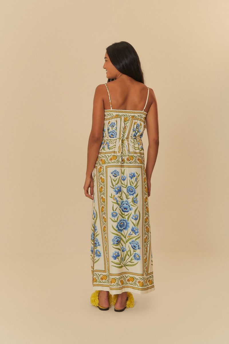 Detalle del escote con encaje floral del vestido largo con diseño.