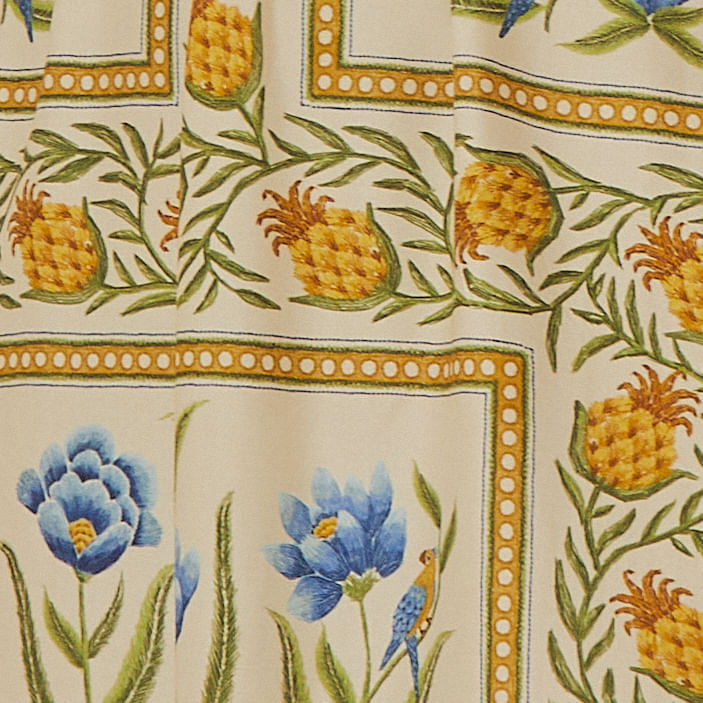 Detalle-del-diseño-floral-del-vestido-largo.