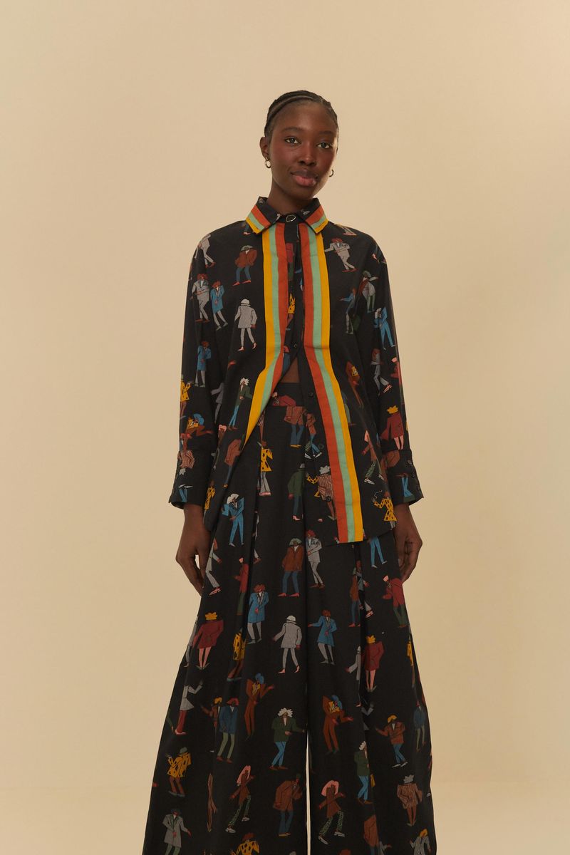 Imagen de una modelo vistiendo una camisa estampada y pantalón flare con estampado vibrante.