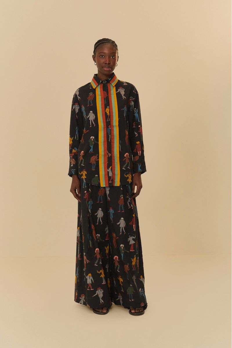Vista frontal de la modelo con camisa estampada y pantalón flare.